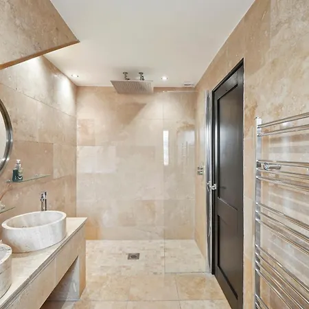 Lux - 7 Bed Villa In Filey With Heated Pool And Sauna