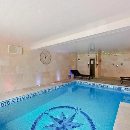 Lux - 7 Bed Villa In Filey With Heated Pool And Sauna Hunmanby